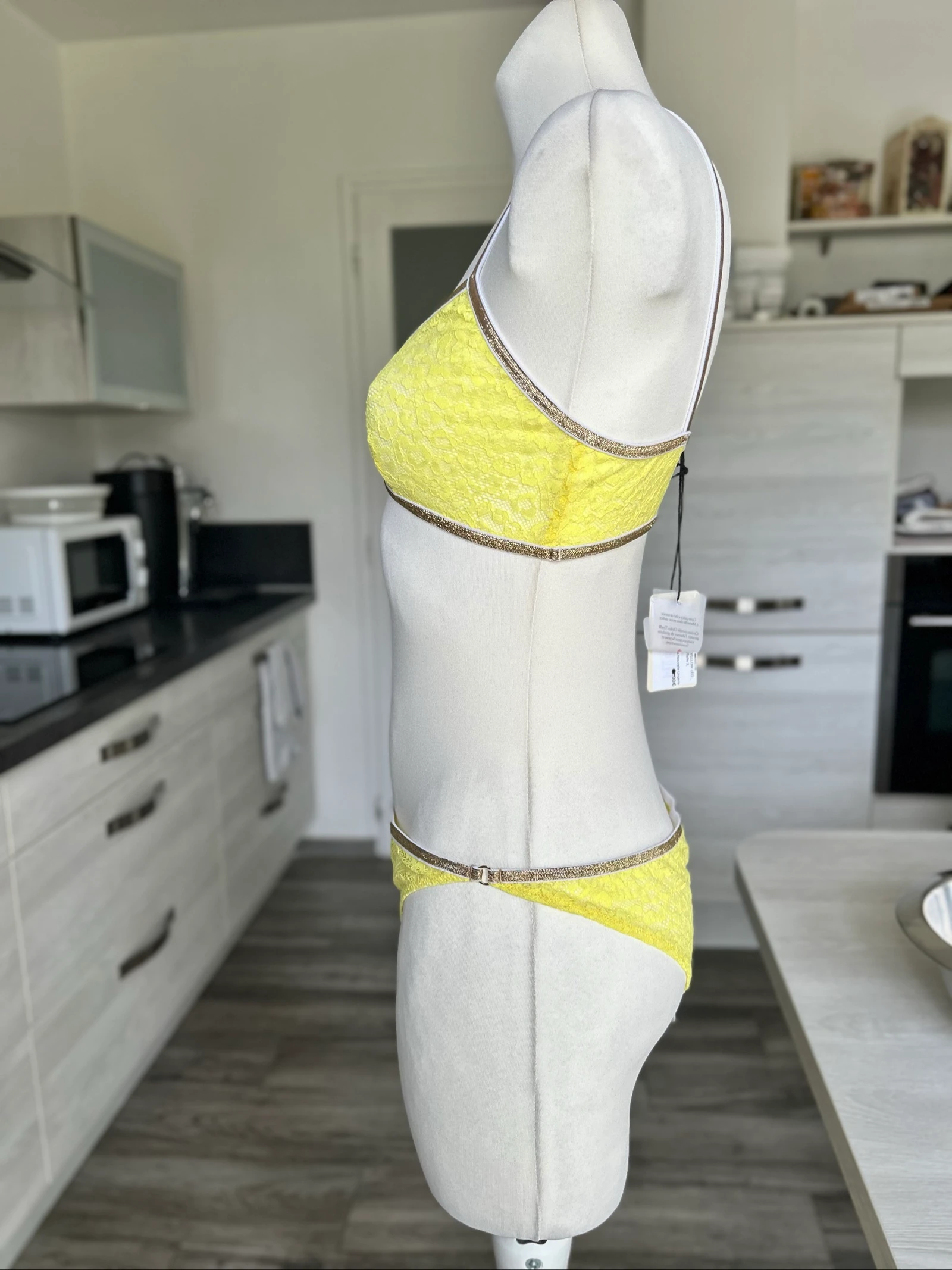 Conjunto de lingerie sutiã e tanga amarelo e dourado em poliamida La Nouvelle – photo 2